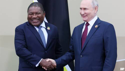 Poetin wil Afrika gratis munitie leveren en streept schulden weg