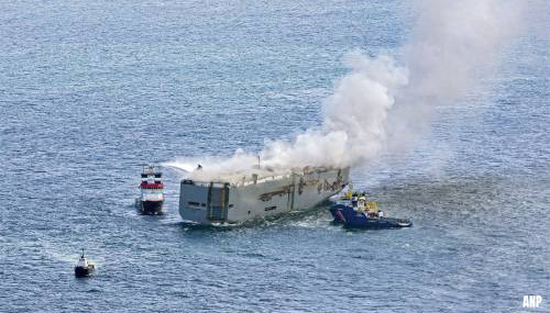Andere schepen ondervinden geen hinder van brandend vrachtschip