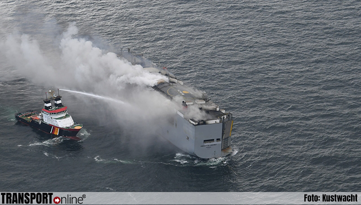 Kustwacht: brand op vrachtschip kan nog dagen duren [+foto's&video]