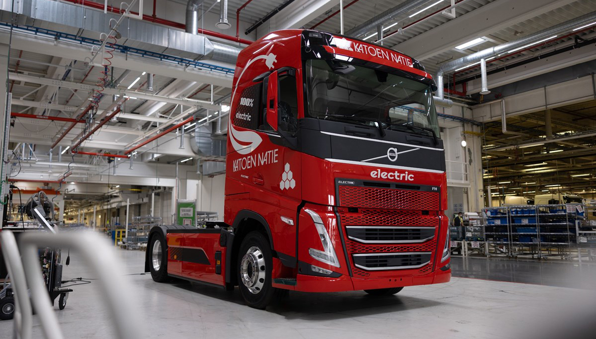 Volvo Trucks Gent stelt zijn eerste in België geproduceerde e-truck voor