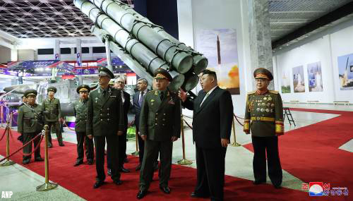 Kim Jong-un en Sjojgoe inspecteren verboden ballistische raketten