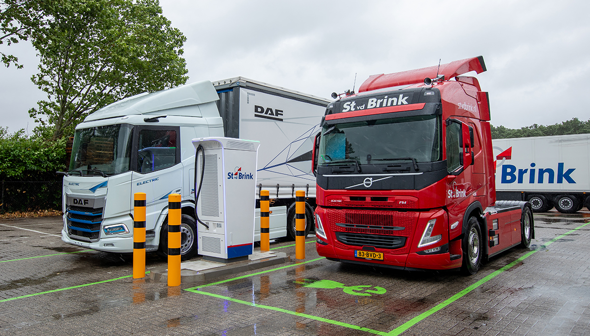 St vd Brink neemt eerste elektrische laadpaal voor elektrische trucks in gebruik