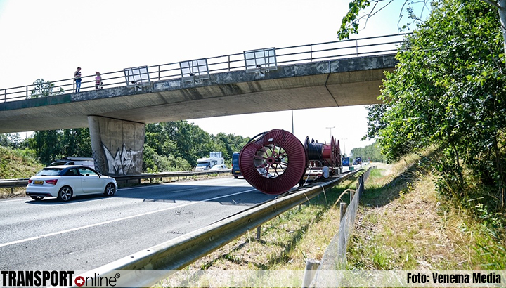 Vrachtwagen verliest lading op A7 bij Groningen [+foto]