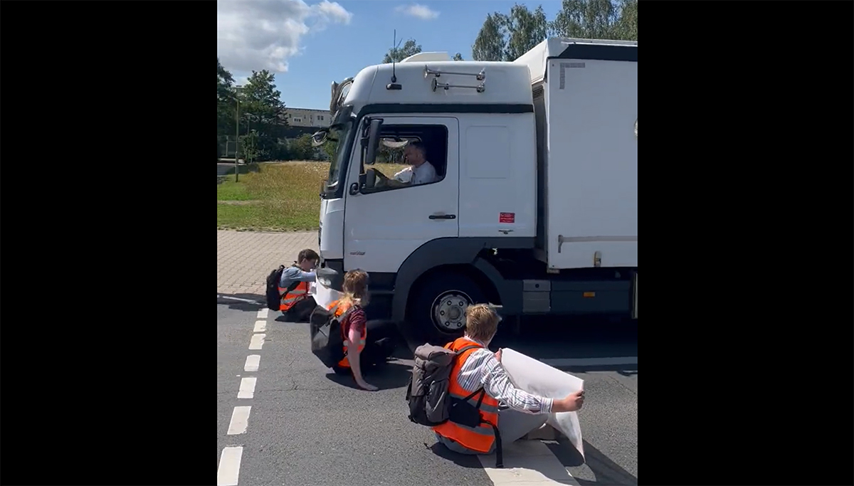 Vrachtwagenchauffeur ontslagen nadat hij klimaatactivisten hardhandig aanpakt [+video's]
