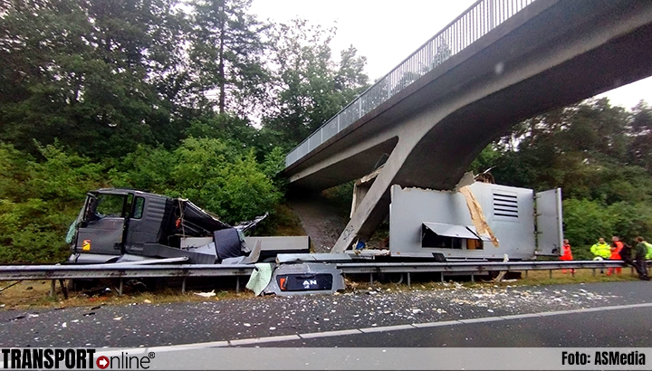 Vrachtwagen rijdt tegen viaduct op A28, chauffeur gewond [+foto's]