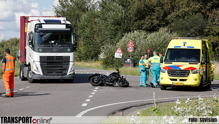 Motorrijdster ernstig gewond na aanrijding met vrachtwagen in Heijningen [+foto].