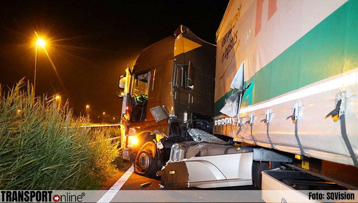 Vrachtwagen ramt tientallen meters vangrail op A2 [+foto]