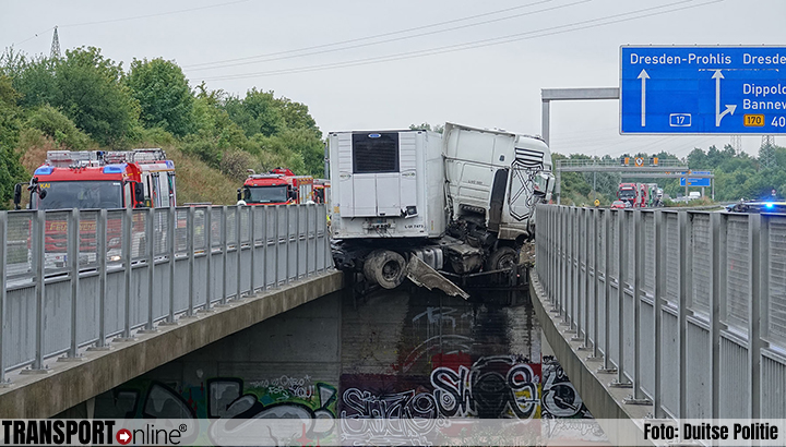 Vrachtwagen crasht op brug Duitse A17 [+foto]