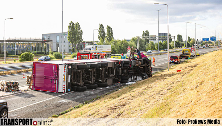 Vrachtwagen gekanteld op A32 bij Heerenveen; snelweg afgesloten.