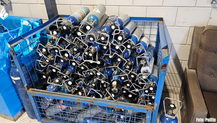 Ruim 1200 lachgasflessen aangetroffen in pand