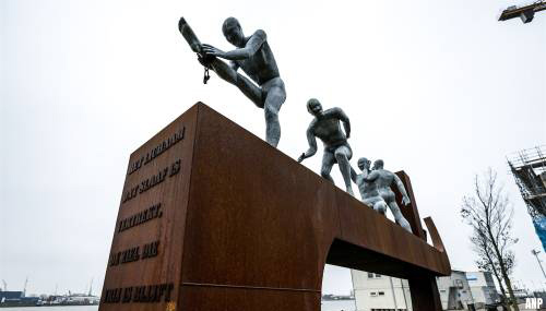 Slavernijmonument Rotterdam beklad met graffiti