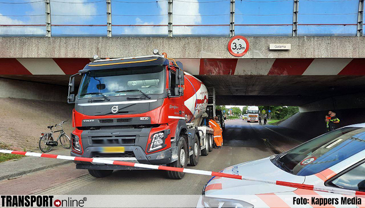 Betonwagen vast onder viaduct in Friese Akkrum