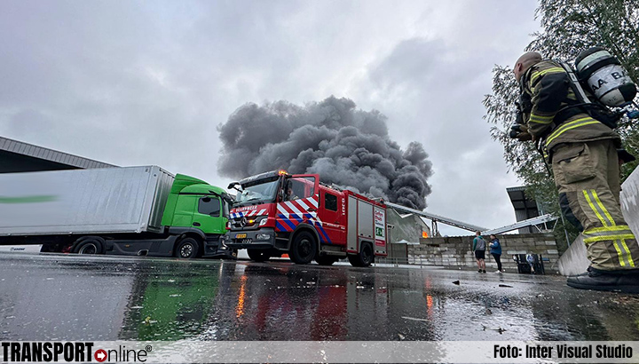 Grote brand in loods Amsterdam onder controle [+foto's]