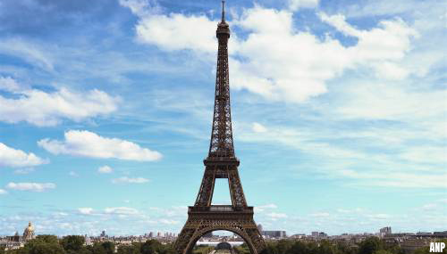 Amerikaanse toeristen brengen nacht stiekem door op Eiffeltoren