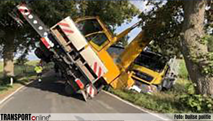 Kraanwagen kantelt zelf terwijl het een vrachtwagen moet bergen [+foto]