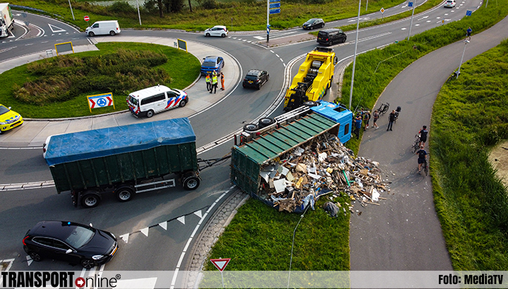 Truck gekanteld op rotonde in Nieuwerbrug aan den Rijn [+foto].
