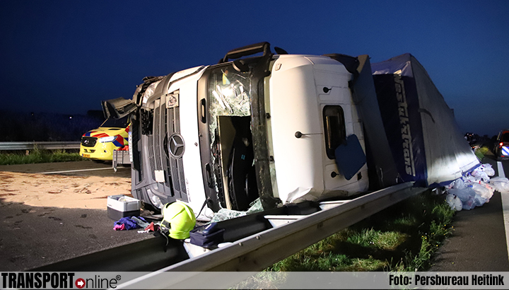 Gekantelde vrachtwagen A15 • Veulen ernstig mishandeld.