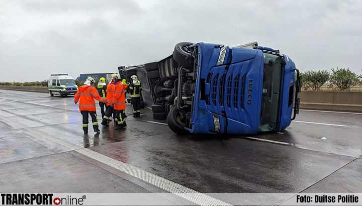 Gekantelde vrachtwagen blokkeert Duitse A4 [+foto]