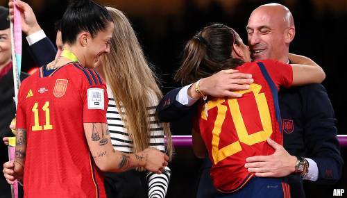 Voorzitter Spaanse voetbalbond Luis Rubiales stapt niet op na omstreden kus