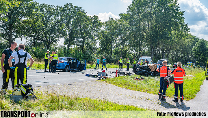 Dode en vier zwaargewonden bij ernstig ongeval in Surhuisterveen [+foto]