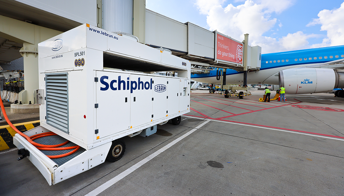 Nieuwe elektrische apparatuur voor vliegtuigen aan gate op Schiphol