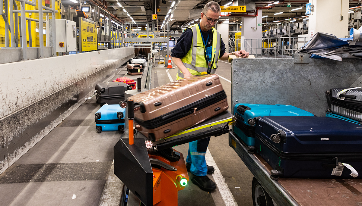 Schiphol investeert in dertig nieuwe tilhulpen om werk in de bagagehal lichter te maken