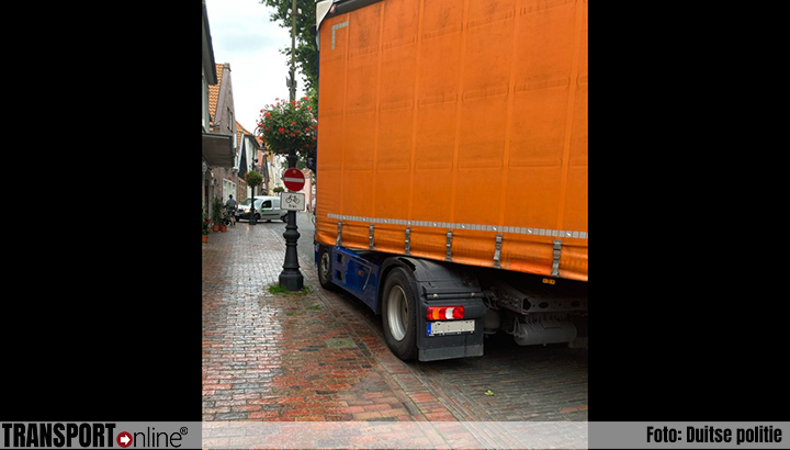 Vrachtwagenchauffeur rijdt zich vast op kerkplein in Duitse Jever 