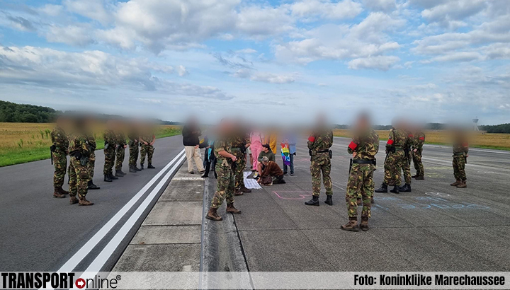 Tien mensen aangehouden op start- en landingsbaan Volkel