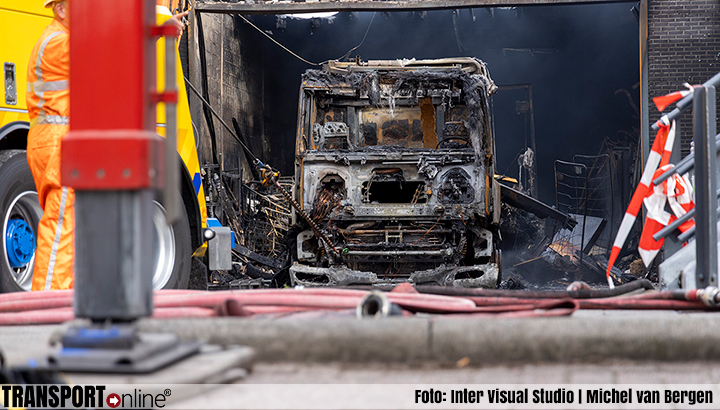 Uitgebrande vrachtwagen uit Albert Heijn Haarlem getrokken na  zeer grote brand [+foto's]