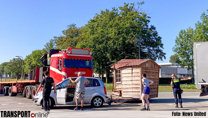 Vrachtwagen botst op 'sleurhut' [+foto]