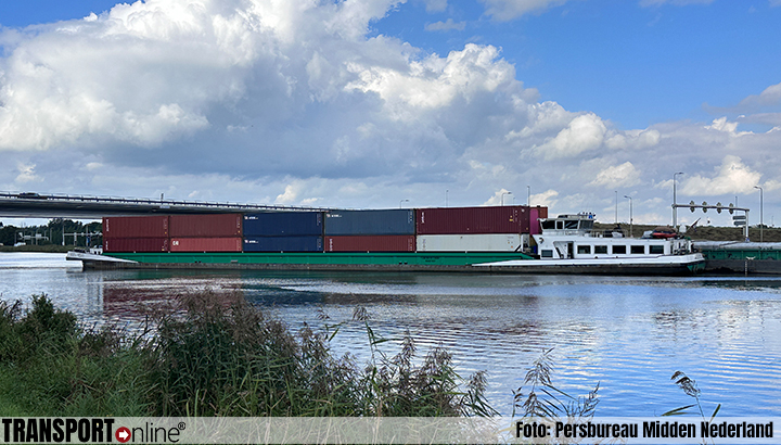 Kraan op containerschip ramt brug over Zuid-Willemsvaart [+foto]