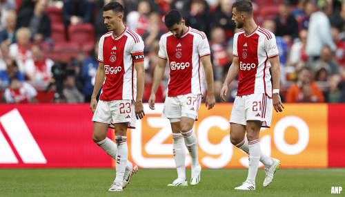Feyenoord stort Ajax tijdens gestaakt duel in nog grotere crisis