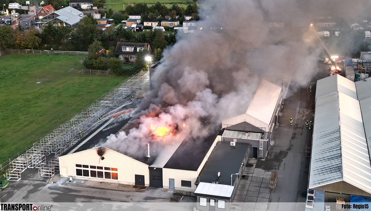Vermoedelijk asbest vrijgekomen bij brand in loods Rijnsburg [+foto]