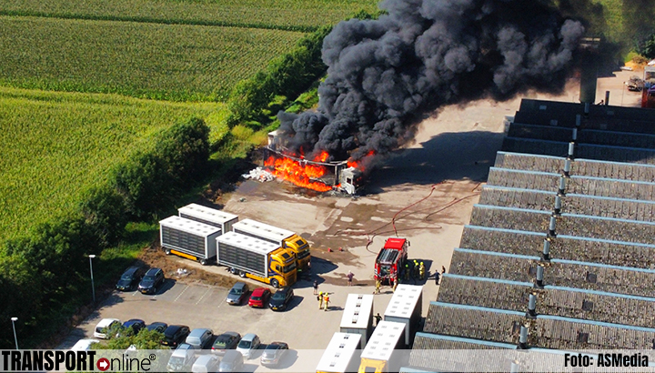 Vrachtwagens in brand bij boerderij in Renswoude [+foto's]