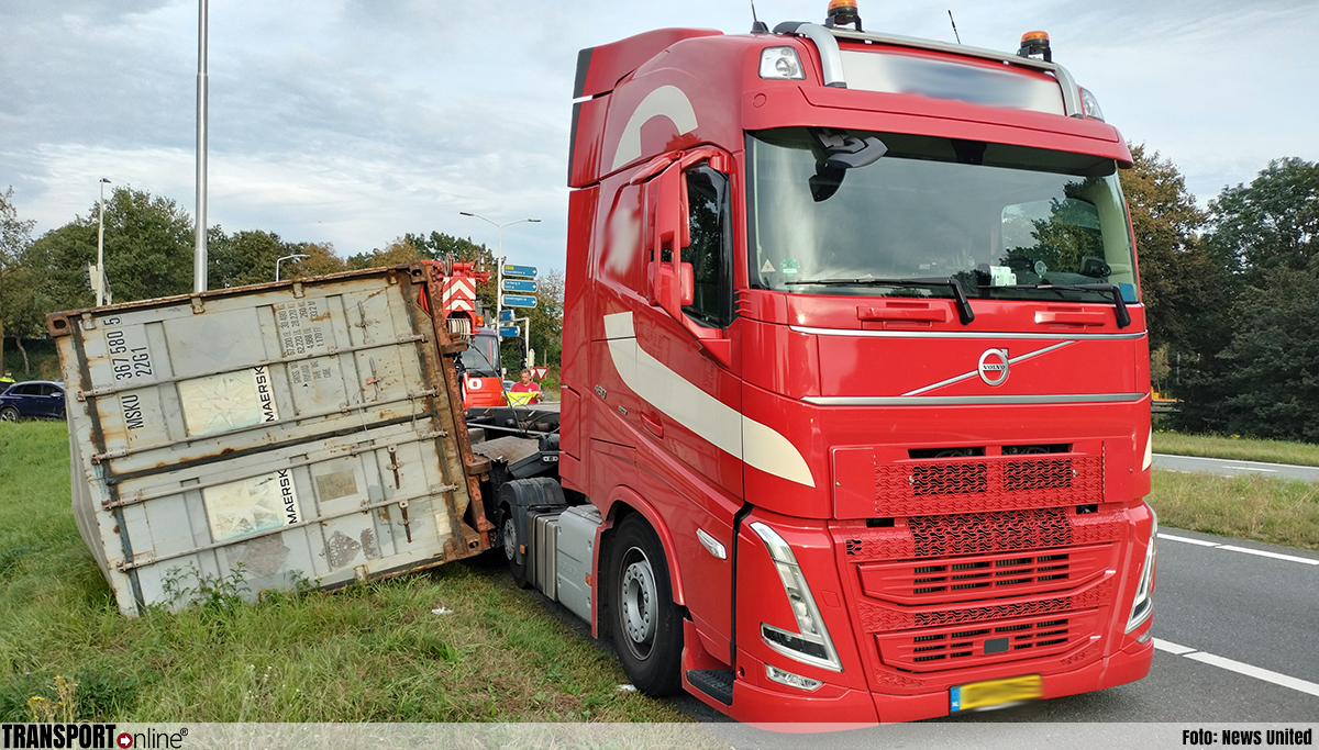 Vrachtwagen verliest container op de oprit van de A18 in Doetinchem [+foto]