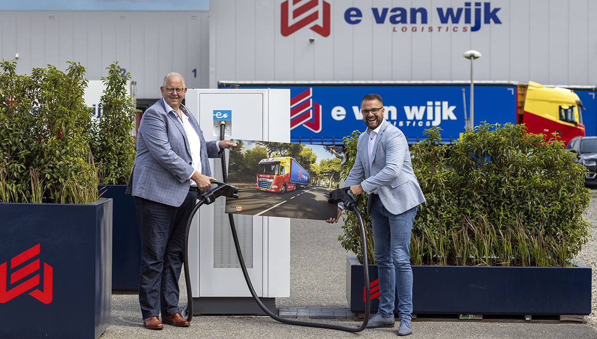 Tien nieuwe elektrische DAF's voor E. van Wijk Logistics