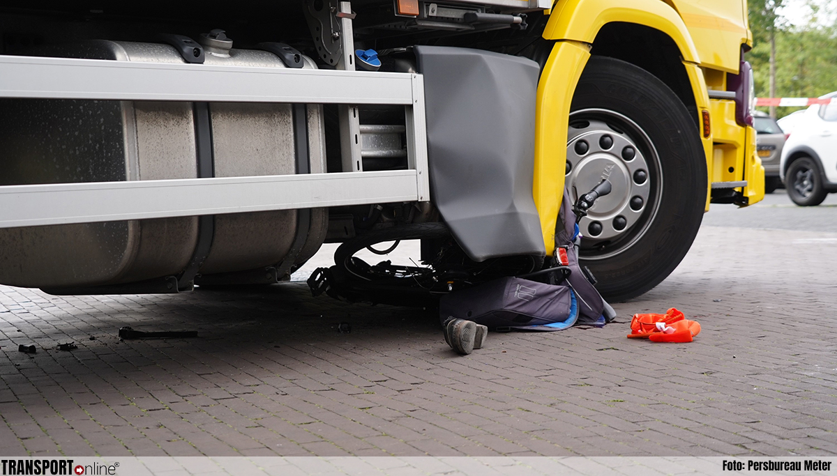 Fietser komt met fiets onder vrachtwagen terecht in Groningen [+foto]