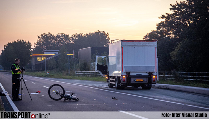 Fietser overleden na aanrijding met vrachtwagen in Oude Meer [+foto's]