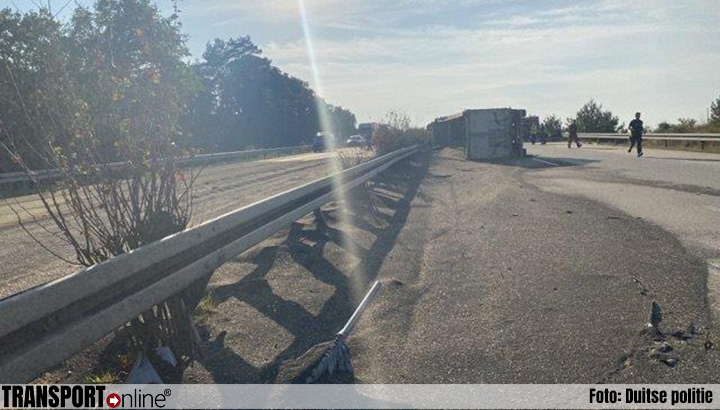 Duitse A11 urenlang dicht na gekantelde vrachtwagen met koolzaad [+foto]
