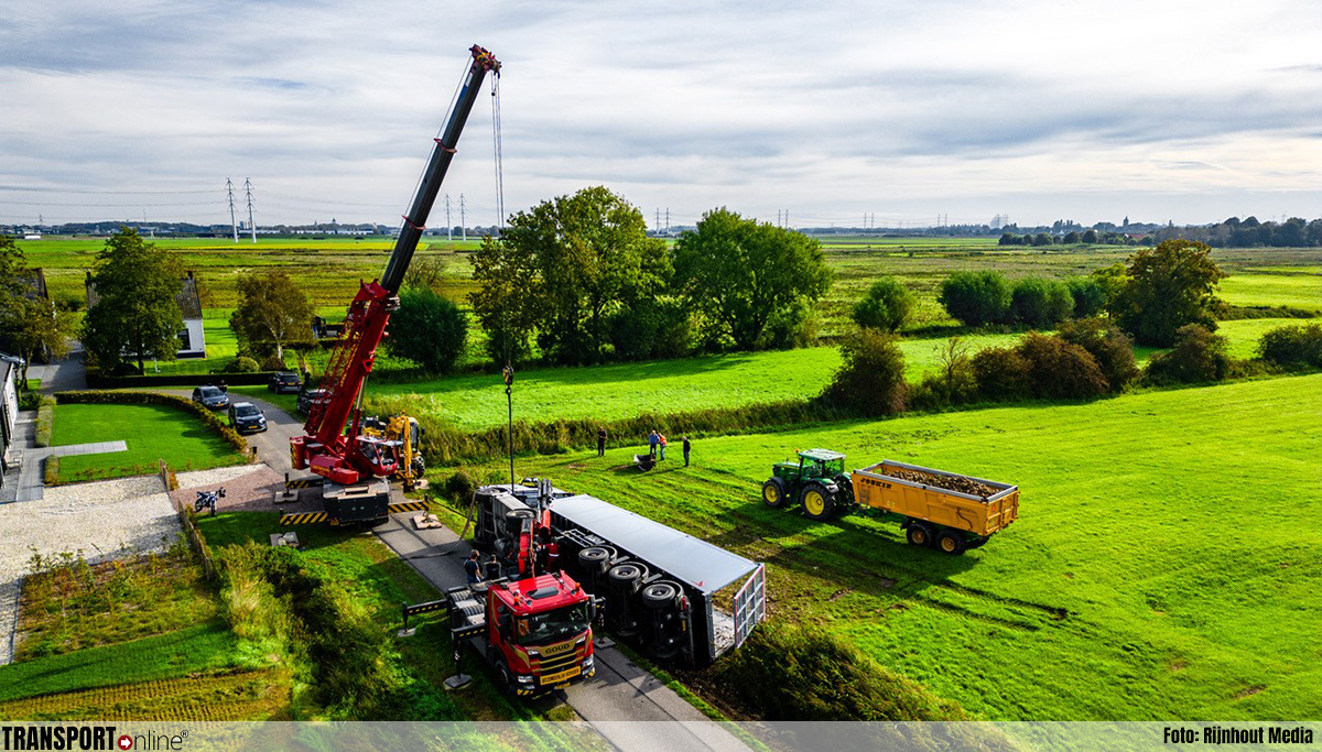 Vrachtwagen met suikerbieten gekanteld in polder bij 's-Heer Abtskerke [+foto]