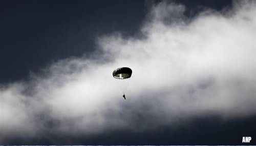 Militairen maken vrije val bij herdenking Airborne Luchtlandingen