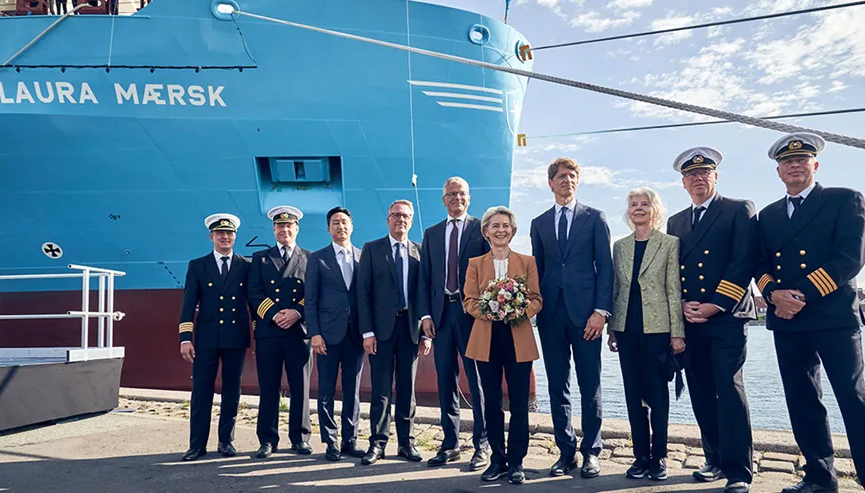 Ursula von der Leijen doopt de Laura Maersk