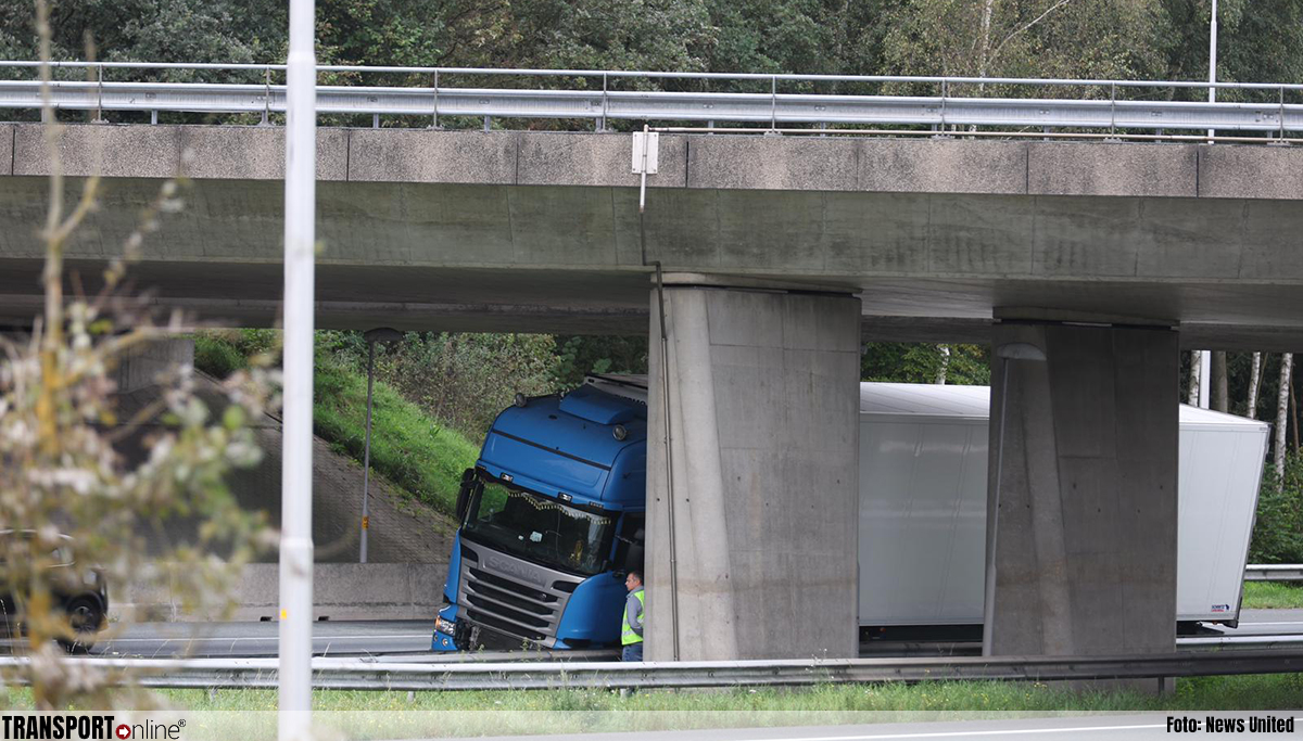 Vrachtwagen onder viaduct van de weg geraakt op A1 [+foto]