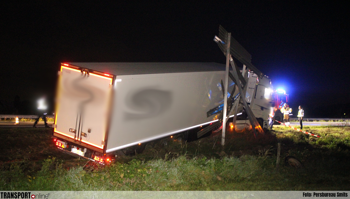 Vrachtwagen ramt verkeersbord en belandt bijna in de sloot langs A50 [+foto]