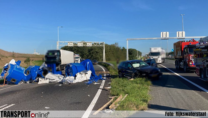 Vrachtwagen verliest lading na aanrijding met auto op A73 [+foto's]