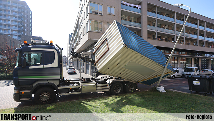 Container schuift van vrachtwagen in Den Haag [+foto]