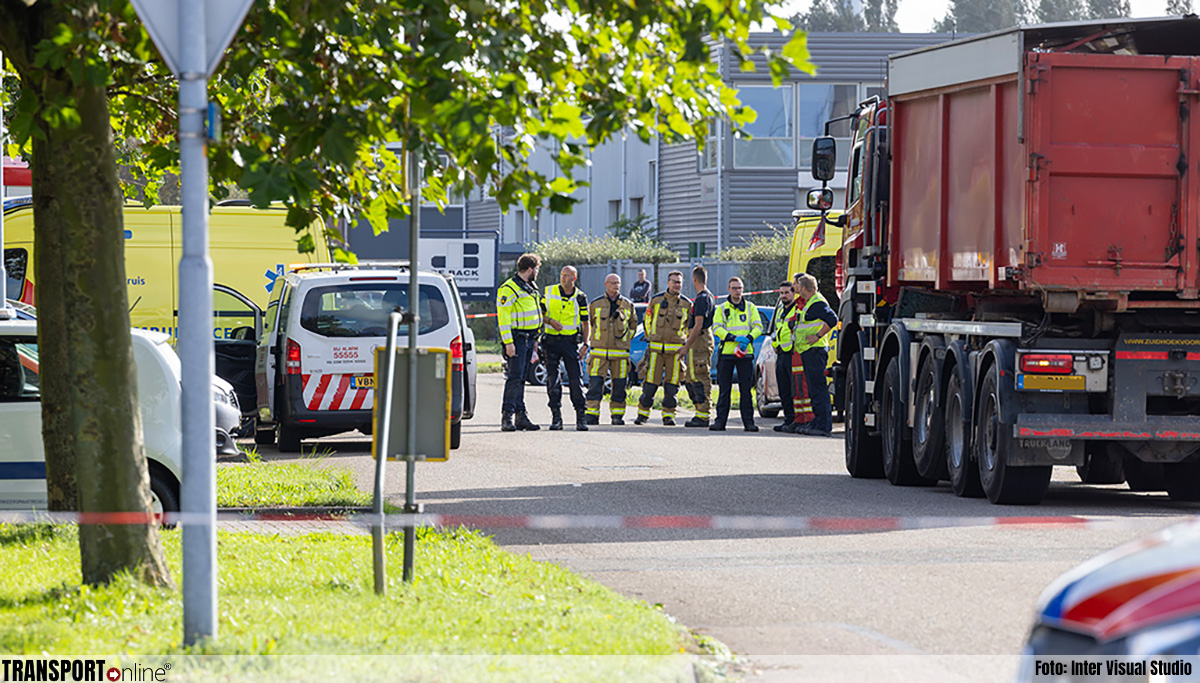 Zwaargewonde bij ongeval tussen persoon en vrachtwagen in Velsen-Noord [+foto]