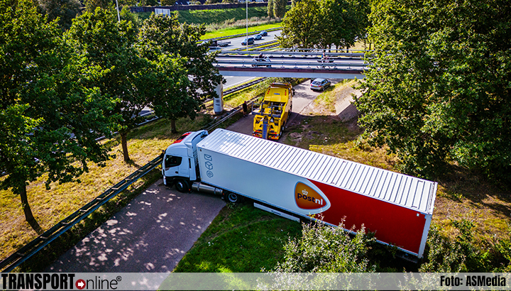 Vrachtwagen rijdt zich vast in Hoogland [+foto's]