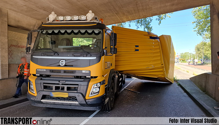 Container op vrachtwagen tegen viaduct in Zaandam [+foto's]