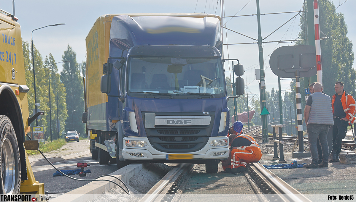 Vrachtwagen rijdt zich vast op trambaan in Rijswijk [+foto]